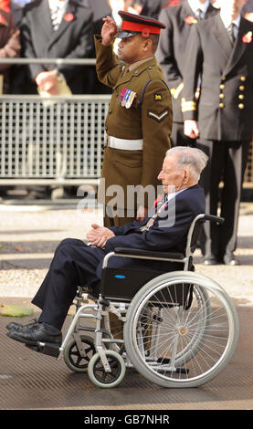 Uno dei tre ultimi veterani sopravvissuti della prima guerra mondiale, Harry Patch, 110, alla cerimonia di commemorazione del giorno dell'armistizio al Centotaph di Whitehall, Londra. Foto Stock