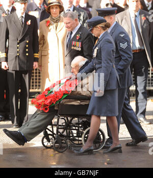 Uno dei tre ultimi veterani sopravvissuti della prima guerra mondiale, Henry Allingham, 112, alla cerimonia di commemorazione del giorno dell'armistizio al Centotaph di Whitehall, Londra. Foto Stock