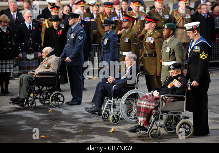Tre degli ultimi veterani sopravvissuti della prima guerra mondiale, (da sinistra) Henry Allingham, 112, Harry Patch, 110, e Bill Stone, 108, alla cerimonia di commemorazione del giorno dell'Armistizio al Centotaph a Whitehall, Londra. Foto Stock