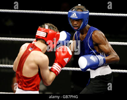 Pugilato - Campionati europei di Boxing 2008 - Finals - ECHO Arena. Georgiy Chygayev in Ucraina e Salomo n'Tuve in Svezia durante la finale dei Campionati europei di boxe da 51 kg presso l'ECHO Arena di Liverpool. Foto Stock