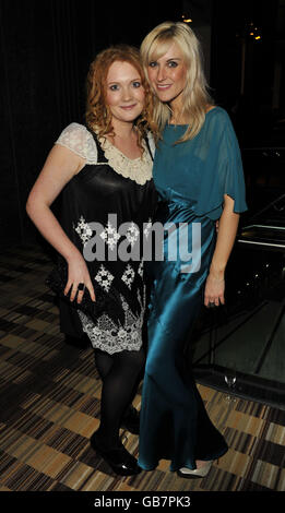 Jennie McAlpine (a sinistra) e Katherine Kelly alla reception delle bevande per il Royal Television Society North West 2008 Awards all'Hilton Deansgate Hotel a Manchester. Foto Stock