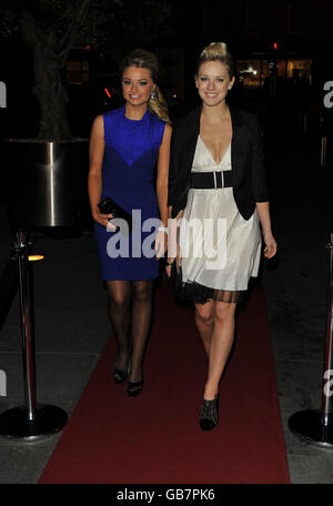 Emma Rigby (a sinistra) e Zoe Lister al ricevimento bevande per i Royal Television Society North West 2008 Awards all'Hilton Deansgate Hotel a Manchester. Foto Stock