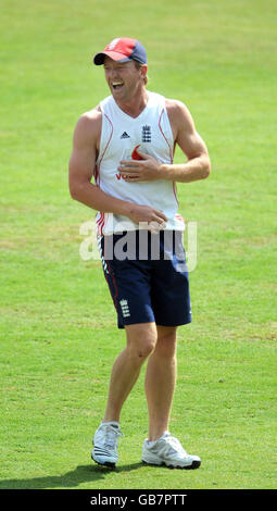 Paul Collingwood in Inghilterra ride durante una sessione di allenamento delle reti allo stadio Nehru di Indore, India. Foto Stock