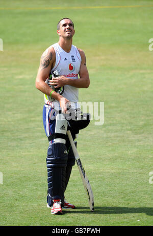 Kevin Pietersen, inglese, si prepara a piangere durante una sessione di pratica di Nets allo stadio Nehru di Indore, India. Foto Stock