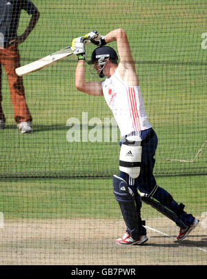 Kevin Pietersen, inglese, pipistrelli durante una sessione di allenamento al Nehru Stadium di Indore, India. Foto Stock