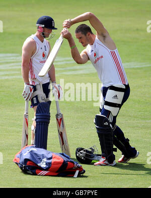 Paul Collingwood (a sinistra) e Kevin Pietersen in Inghilterra durante una sessione di prove di rete allo stadio Nehru di Indore, India. Foto Stock