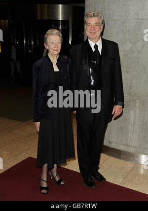 Matthew Kelly (a destra) con sua madre alla reception delle bevande per i Royal Television Society North West 2008 Awards all'Hilton Deansgate Hotel di Manchester. Foto Stock