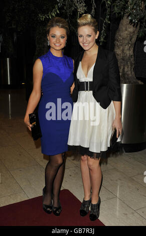 Emma Rigby (a sinistra) e Zoe Lister al ricevimento bevande per i Royal Television Society North West 2008 Awards all'Hilton Deansgate Hotel a Manchester. Foto Stock