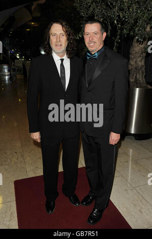 David Threlfall (a sinistra) e Sean Gilder alla reception delle bevande per il Royal Television Society North West 2008 Awards all'Hilton Deansgate Hotel a Manchester. Foto Stock