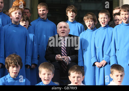 Bertie Ahern incontra il coro in Dublino Foto Stock