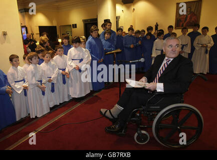 Bertie Ahern incontra il coro in Dublino Foto Stock