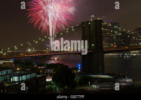 New York, NY USA - Luglio 4, 2016: vista del quarantesimo Macys annuale i fuochi d'artificio del 4 luglio su East River con ponte di Brooklyn in primo piano Foto Stock