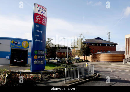 Una vista generale della stazione di polizia di Leyland, a destra, in Leyland Preston che si trova di fronte alla strada da un negozio Tesco Extra. Foto Stock