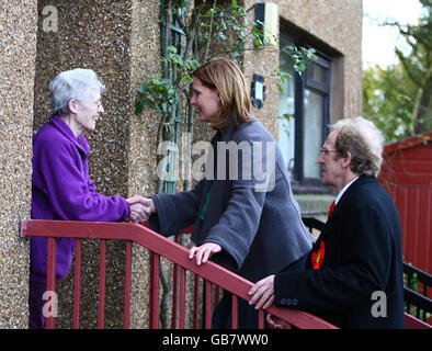 Sarah Brown ha condotto una campagna a Cardenden con il laburista Glenrothes candidato alle elezioni by Lindsay Roy (a destra). Foto Stock