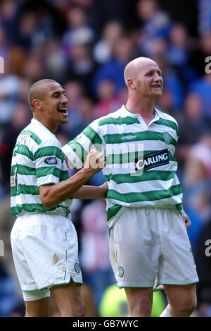 Henrik Larsson (l) di Celtic si congratula con il compagno di squadra John Hartson dopo di lui Segna il gol vincente contro i Rangers Foto Stock