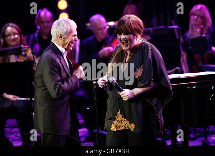 Adele sul palco si esibisce con Burt Bacharach e la BBC Concert Orchestra, per lanciare la serie BBC Electric Proms, presso la Roundhouse, Chalk Farm Road, a nord di Londra. Foto Stock