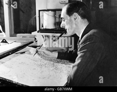 George Cowling, uno dei due esperti scelti dalla BBC per ravvivare la presentazione televisiva del rapporto meteorologico e delle previsioni, studia un grafico presso l'Ufficio meteorologico di Victory House, Kingsway, Londra. Foto Stock