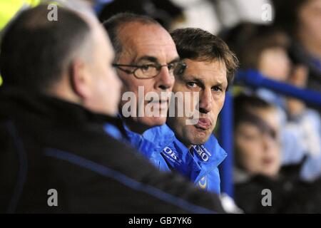 Calcio - Barclays Premier League - Portsmouth / Fulham - Fratton Park. Prima del calcio d'inizio, Tony Adams (a destra) e Joe Jordan si sono seduti sul campo. Foto Stock