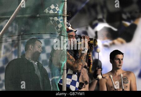 John 'Portsmouth Football Club' Westwood mostra il suo sostegno, negli stand durante la partita. Foto Stock