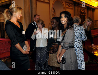 (r-l) ex Blue Peter presenta Konnie Huq, Diane-Louise Jordan e Katy Hill durante un ricevimento per celebrare il cinquantesimo compleanno del programma a Buckingham Palace. Foto Stock