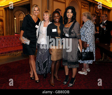 (r-l) ex Blue Peter presenta Konnie Huq, Diane-Louise Jordan e Katy Hill durante un ricevimento per celebrare il cinquantesimo compleanno del programma a Buckingham Palace. Foto Stock