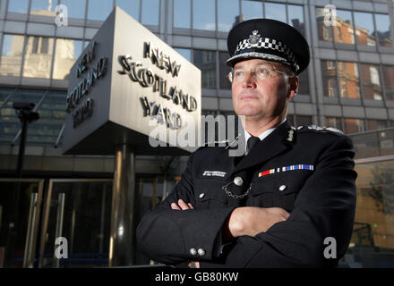 Il vice commissario della polizia metropolitana Sir Paul Stephenson, fuori New Scotland Yard, Londra. Foto Stock