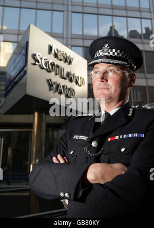 Il vice commissario della polizia metropolitana Sir Paul Stephenson, fuori New Scotland Yard, Londra. Foto Stock