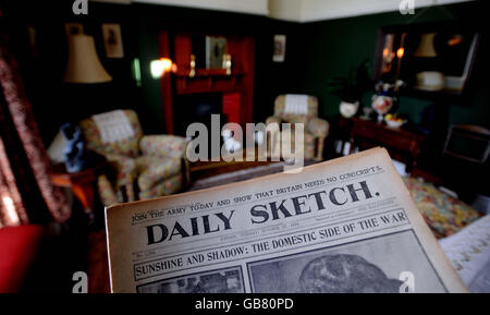 Un Daily Sketch del compleanno di Dylan Thomas esposto al rinnovato 5 Cwmdonkin Drive, Swansea, la casa d'infanzia di Dylan Thomas, che è stato svelato al pubblico oggi, in quello che sarebbe stato il suo 94 ° compleanno. Foto Stock