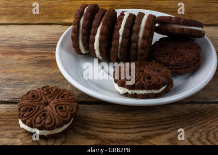 Biscotti al cioccolato sandviches, vicino. Dolce con. Biscotti fatti in casa Foto Stock