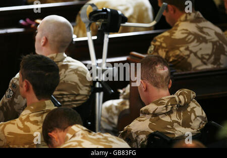 Feriti soldati del secondo Battaglione il Reggimento Paracadute, durante un servizio memoriale presso la chiesa di San Pietro, North Hill, Colchester, Essex, per onorare i soldati del reggimento, che sono stati uccisi in azione in Afghanistan. Foto Stock