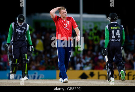 Cricket - Stanford Super Series - Stanford Super Stars / Inghilterra - Stanford Cricket Ground. Andrew Flintoff (al centro), in Inghilterra, sembra sconsolato durante la partita della Stanford Super Series allo Stanford Cricket Ground di Coolidge, Antigua. Foto Stock