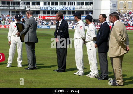 L'amministratore delegato di Surrey CCC, Phil Sheldon (l) e il presidente David Stewart presentano l'inglese Alec Stewart con un pipistrello Foto Stock