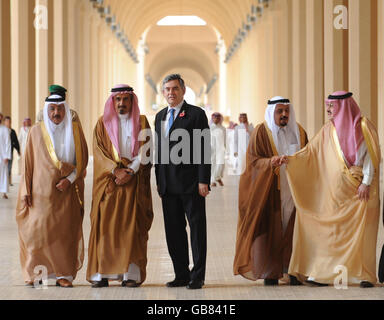 Il primo ministro Gordon Brown visita oggi la King Saud University a Riyadh, accompagnato dal personale universitario durante la sua visita di due giorni in Arabia Saudita. Foto Stock