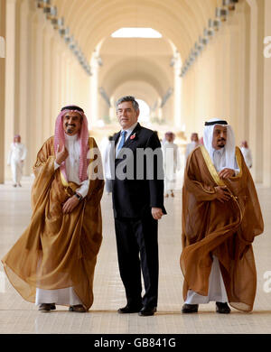 Il primo ministro Gordon Brown visita oggi la King Saud University a Riyadh, accompagnato dal personale universitario durante la sua visita di due giorni in Arabia Saudita. Foto Stock