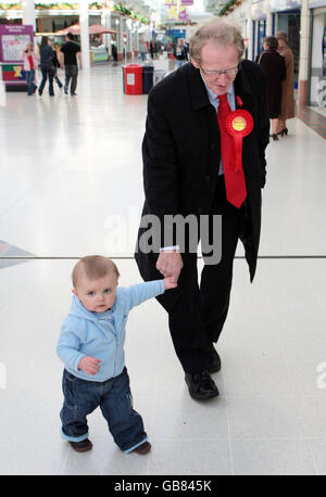 Il candidato del lavoro Lindsay Roy parla con un giovane membro del pubblico mentre fuori la campagna nel centro commerciale del Regno prima delle Glenrothes by-election. Foto Stock