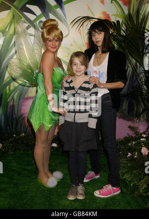 Jemima French e sua figlia Edie, di 11 anni con 'Tinkerbell' alla prima britannica del film d'animazione Disney 'Tinker Bell', alla Dartmouth House nel centro di Londra, domenica 2 novembre 2008. Foto Stock