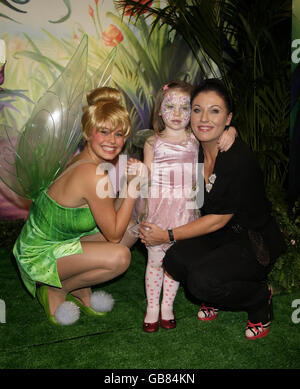 'Tinkerbell' (a sinistra) Jessie Wallace (a destra) e la figlia Tallulah (Centro), oggi 4 anni, alla prima inglese del film d'animazione Disney "Tinker Bell", presso la Dartmouth House nel centro di Londra, domenica 2 novembre 2008. Foto Stock