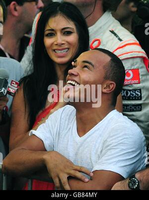 Il fratello di Lewis Hamilton Nick (davanti) e la ragazza Nicole Scherzinger festeggiano Dopo il Gran Premio del Brasile a Interlagos Foto Stock