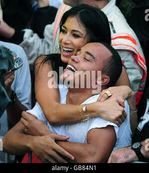 Il fratello di Lewis Hamilton Nick (davanti) e la ragazza Nicole Scherzinger festeggiano Dopo il Gran Premio del Brasile a Interlagos Foto Stock