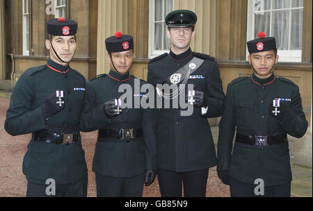 Membri dei Gurkha Fucili (da sinistra a destra)) caporale Agnish Thapa, caporale Mohansing Tangnami, maggiore Paul Pitchfork e Lance Corporal Bhimbahadur Gurung fuori Buckingham Palace a Londra dopo tutti che hanno ricevuto la Croce militare per servizio in Afghanistan dalla regina Elisabetta II Foto Stock