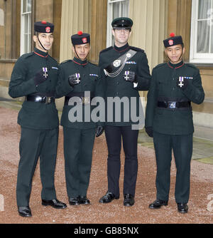 Membri del Gurkha Rifles (da sinistra a destra) Corporal Agnish Thapa, Corporal Mohansing Tangnami, Major Paul Pitchfork e Lance Corporal Bhimbahadur Gurung fuori Buckingham Palace a Londra dopo aver ricevuto la Croce militare per il servizio in Afghanistan dalla Regina Elisabetta II Foto Stock