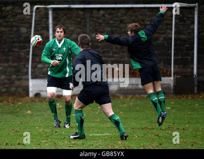 Wales' Ryan Jones durante la sessione di formazione presso il Welsh Institute of Sport, Sophia Gardens, Cardiff. Foto Stock