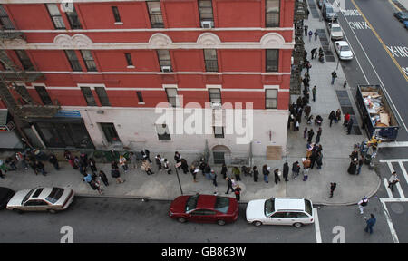 La gente accoda per esprimere i loro voti per il presidente americano alla chiesa di Dio di Emanuel in Cristo su Frederick Douglas Boulevard ad Harlem, New York Foto Stock