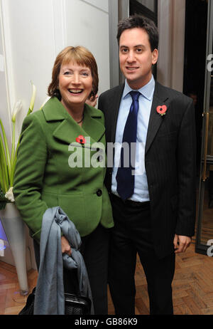 Leader del Commons Harriet Harman e segretario dell'energia ed Miliband al 1 Marylebone, a Londra, dove la CNN ospita una festa notturna elettorale. Foto Stock