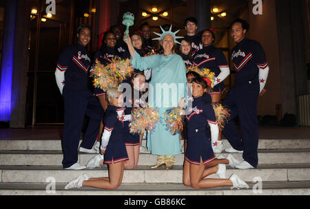 I cheerleader americani sono stati raffigurati con il dipendente dell'ambasciata Victoria Chane (al centro) al di fuori del Partito delle elezioni presidenziali dell'ambasciata degli Stati Uniti presso l'ambasciata americana a Grosvenor Square, nel centro di Londra. Foto Stock