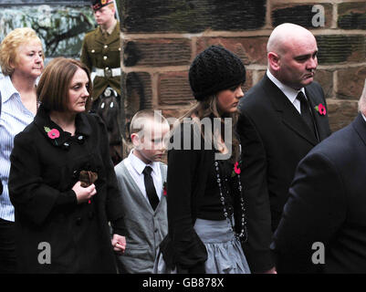 La famiglia di Joseph Lappin (da sinistra a destra) madre toni Lappin, fratello Michael, sorella Betania e padre John Lappin arrivano per il suo servizio funerale alla chiesa di St Oswald, Old Swan, Liverpool. Foto Stock