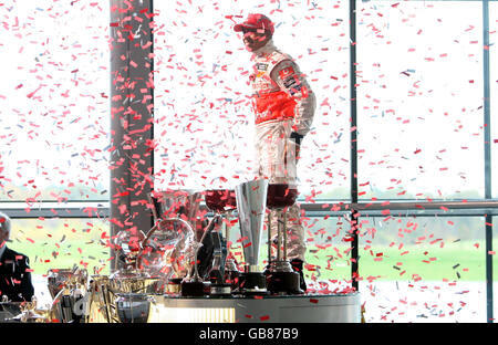 Il campione del mondo britannico di Formula uno Lewis Hamilton ritorna alla sede centrale della McLaren a Woking. Foto Stock