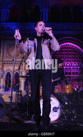 Brandon Flowers of the Killers si esibisce nella notte di apertura delle sessioni MENCAP Little Noise presso la Union Chapel nel nord di Londra. Foto Stock