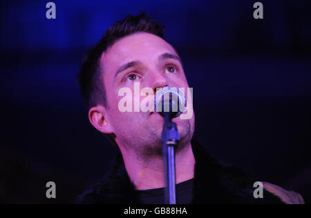 Brandon Flowers of the Killers si esibisce nella notte di apertura delle sessioni MENCAP Little Noise presso la Union Chapel nel nord di Londra. Foto Stock