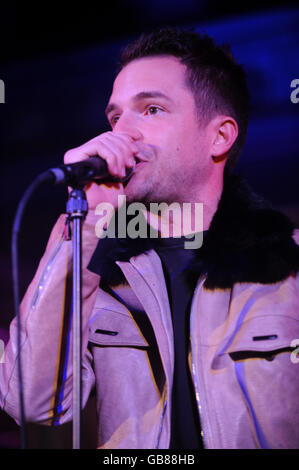 Brandon Flowers of the Killers si esibisce nella notte di apertura delle sessioni MENCAP Little Noise presso la Union Chapel nel nord di Londra. Foto Stock